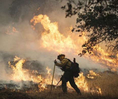 Imagini APOCALIPTICE. Incendiul DEVASTATOR care a forţat 4 000 de oameni să părăsească locuinţele şi a distrus 400 de case| GALERIE FOTO