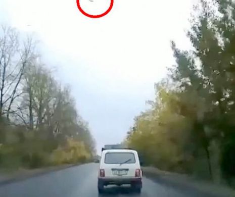 IMAGINI INCREDIBILE: Un UFO cauzează un ACCIDENT de maşină HORROR, finalizat cu un mort şi un rănit | Video