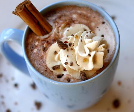 Încearcă această reţetă delicioasă şi sănătoasă de ciocolată caldă de casă pentru zilele răcoroase