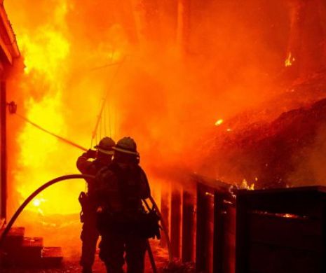 Incendiu puternic la trei societăţi de colectare a deşeurilor din Bacău. Fumul se poate vedea de la ZECI de KILOMETRI