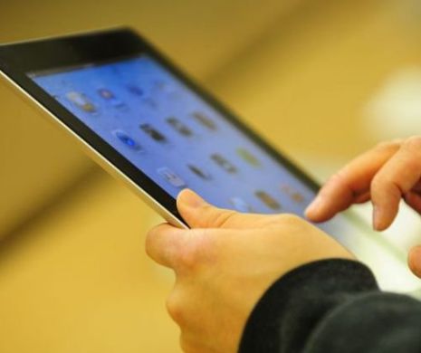 iPad-ul TATĂLUI. Este de neimaginat pentru un tânăr modul în care se foloseşte bătrânelul de tabletă | VIDEO