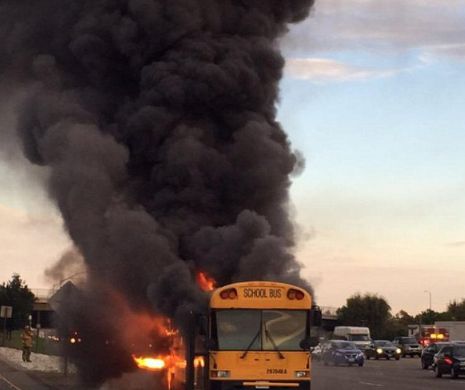 Momente DRAMATICE. Un autobuz şcolar ce transporta 41 de elevi a luat foc