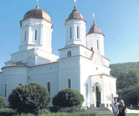 Ofrandă megalomană. Mănăstirea Cocoș, poleită cu aur de un milion de euro