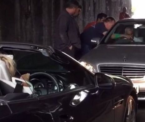 Până unde poate să meargă aroganţa unui posesor de Mercedes. Înfuntare incredibilă între o femeie cu decapotabilă şi un bătrânel cu limuzină | VIDEO