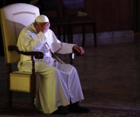 Papa Francisc poartă o cruciuliţă care a aparţinut unui preot irakian căruia i s-a tăiat capul pentru că nu s-a dezis de Dumnezeu