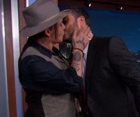 VIDEO ŞOCANT. Johnny Depp, SĂRUT pasional cu un bărbat