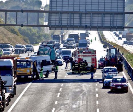 Accident CUMPLIT în Italia. Un microbuz cu români s-a răsturnat pe autostradă: un mort, 6 răniţi