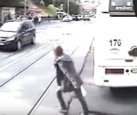 ACCIDENT şocant la Cluj-Napoca: O tânără a fost AZVÂRLITĂ 10 metri în aer | VIDEO