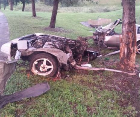 Accident UIMITOR. Maşina s-a RUPT în două, dar şoferul a supravieţuit | GALERIE FOTO
