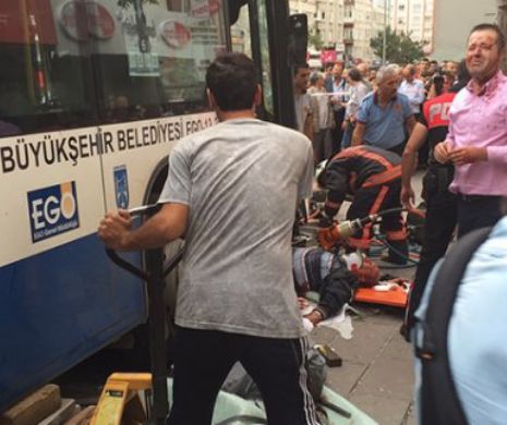 Carnagiu în Turcia. Pasagerii care aşteptau într-o staţie au fost SPUBLERAŢI de un autobuz: 12 morţi şi cel puţin 8 răniţi