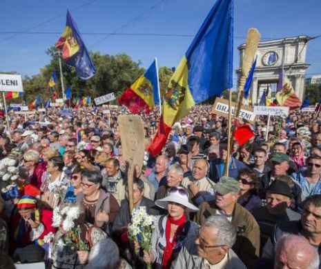 Criză politică în Moldova. Pro-europenii și pro-rușii au ieșit în stradă