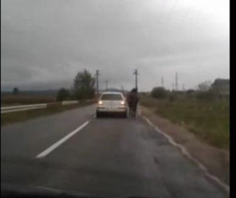 DEMENŢĂ pe un drum din ROMÂNIA. Un şofer şi-a adăugat un CAL putere la maşină...la PROPRIU | VIDEO ŞOCANT