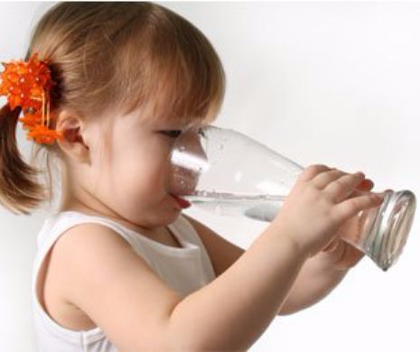 Este bine să bem apă în timp ce mâncăm?