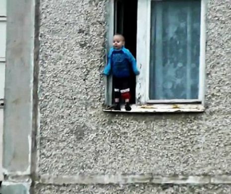 Imagini de infarct. Un copil de doi ani se joacă dincolo de cadrul ferestrei, la etajul opt | VIDEO