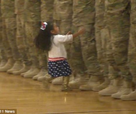 ÎNDUIOŞĂTOR. O fetiţă opreşte ceremoniile oficiale şi fuge în braţele tatălui său, soldat american combatant al ISIS care a fost plecat aproape un an | VIDEO