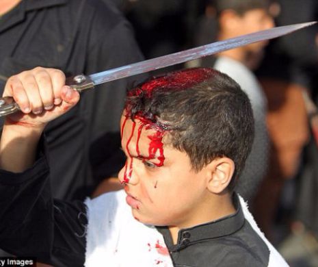 ÎNECAȚI ÎN PROPRIUL SÂNGE! Copiii musulmani se mutilează cu săbii. Obiceiul FATAL prin care tinerii se auto-flagelează în mod BRUTAL  | GALERIE FOTO