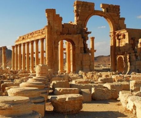 ISIS a aruncat în aer şi Arcul de Triumf din Palmira