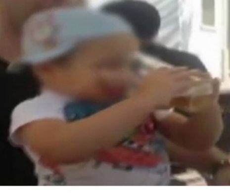 Mai mulţi adulţi iresponsabili îndeamnă un copilaş de numai DOI ANI să FUMEZE şi să BEA | VIDEO