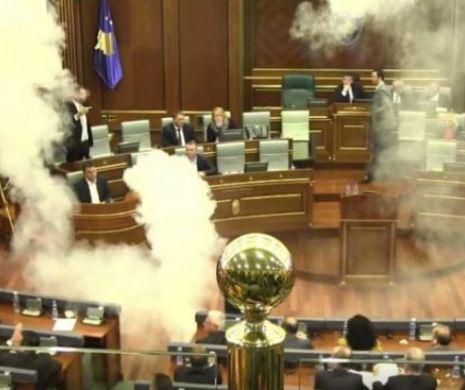 NEBUNIE în Parlament: Opoziţie a aruncat cu GAZE LACRIMOGENE. Două deputate au leşinat | VIDEO