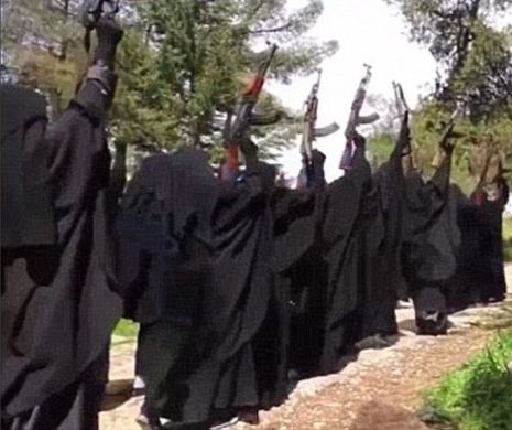 Noua strategie a măcelarilor ISIS. Au epuizat toată garnitura de copii-bombă şi s-au apucat să instruiască batalioane de femei care să arunce Siria în aer