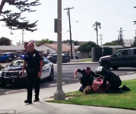 O şoferiţă e lovită cu pumnii în cap şi peste faţă de poliţişti. Copiii femeii privesc stupefiaţi din maşină | VIDEO