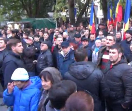 Parlamentul Moldovei luat cu asalt de oamenii lui Usatîi și Dodon