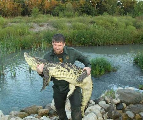Preşedintele care umblă cu crocodilul în braţe. Îl idolatrizează pe Vladimir Putin, dar vrea să fie mai mare ca el