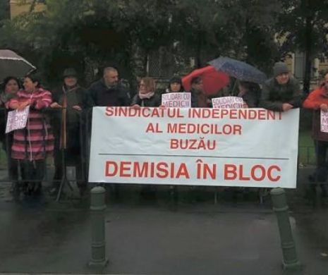 Revolta Halatelor Albe în fața Guvernului! Medicii protestează în frig și ploaie!