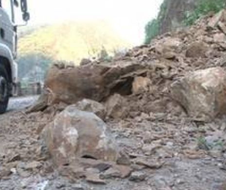 SE ÎNTÂMPLĂ DIN NOU! Traficul pe Valea Oltului blocat din cauza unei căderi masive de pietre