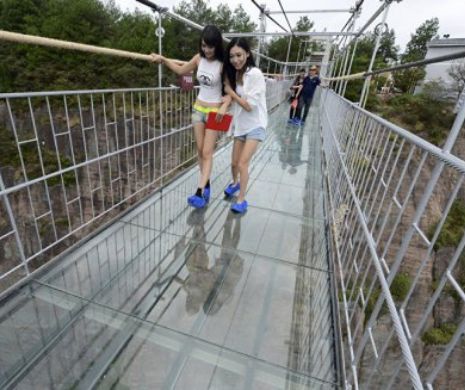 Şoc şi panică în munţi. S-a crăpat unul din fabulosele poduri din sticlă sub picioarele turiştilor | FOTO şi VIDEO