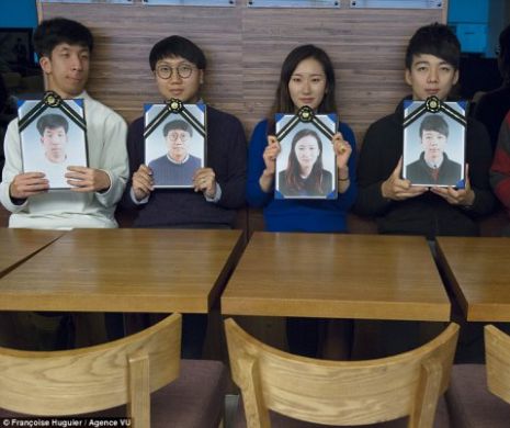 Terifiantul experiment al morţii din Coreea de Sud. Zeci de oameni îşi scriu testamentele, scrisorile de adio şi sunt băgaţi de vii în sicrie GALERIE FOTO