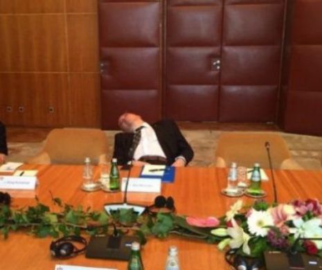 Traian Băsescu, despre imaginea cu Dan Mihalache dormind: ”Am crezut că a făcut INFARCT. L-aș fi dat afară”
