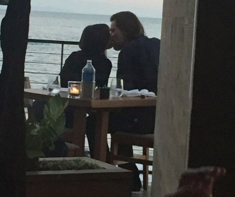 ULTIMUL SĂRUT. Jim Carrey şi iubita Cathriona White, ipostază romantică în Malibu, cu doar câteva zile înainte ca ea să se sinucidă | GALERIE FOTO