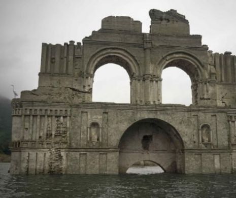 Uluitoar şi straniu. O biserică din Mexic s-a ridicat deasupra apelor  GALERIE IMAGINI