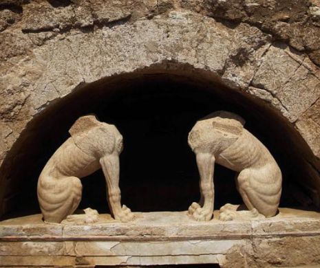 Un mormânt uriaş şi misterios îi pune în încurcătură pe greci. Aici ar putea fi îngropat Hephaestion, prietenul şi iubitul lui Alexandru cel Mare