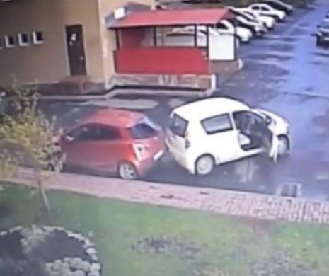 Un şofer a ajuns de râsul PLANETEI. A lovit trei maşini în timp ce încerca să iasă din parcare | VIDEO