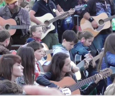 VIDEO. Unic în România: 215 chitariști cântă în același timp în centrul orașului