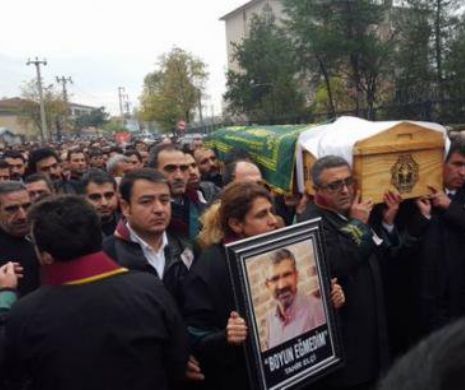 50.000 de oameni la funeraliile avocatului kurd ASASINAT la Diyarbakir