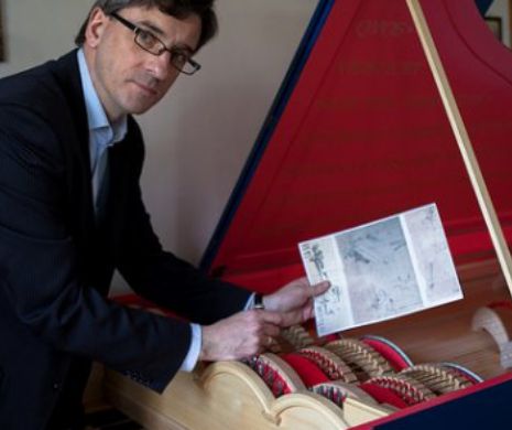 A construit un instrument muzical după planurile lui da Vinci şi acum cântă la el în România!
