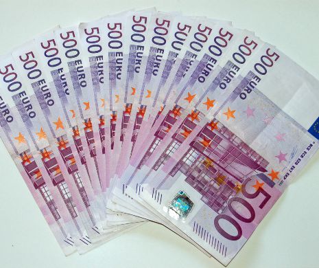 A rupt bancnote în valoare de aproape un milion de euro. Motivul pentru care o bătrână a făcut acest lucru este incredibil!