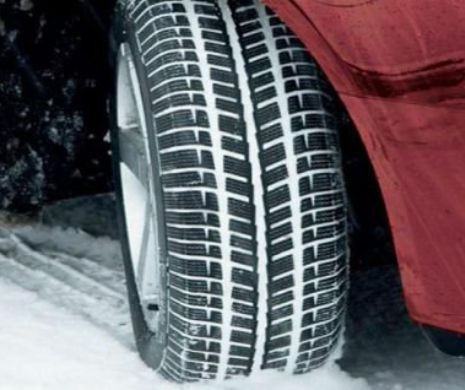 AMENZI USTURĂTOARE pentru şoferii care nu au avut ANVELOPE DE IARNĂ: Vezi drumurile acoperite cu ZĂPADĂ