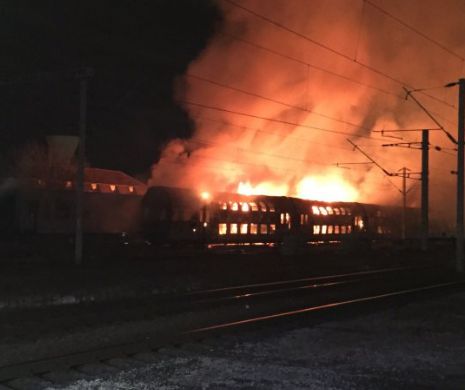 Boschetarii din Gara Cluj au incendiat şapte vagoane. Nu a rămas aproape nimic din acestea