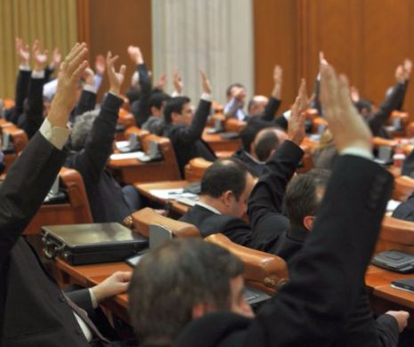 Camera Deputaților: Sistemul de vot electronic NU FUNCȚIONEZĂ. Parlamentarii votează cu mâna ridicată proiectele