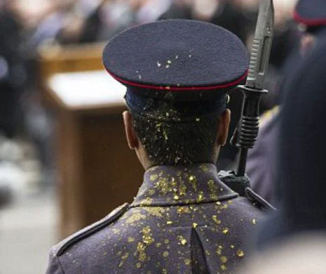 DEZGUSTĂTOR! Un coleg a vomitat pe el în timpul unei ceremonii. Reacţia soldatului merită APLAUZE | FOTO