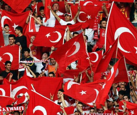 FOTBAL EUROPEAN. La meciul Turcia - Grecia, momentul de RECULEGERE a fost HUIDUIT. „Allahu Akbar!", au strigat fanii gazdelor