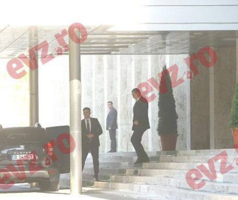 Imaginea zilei, surprinsă de fotoreporterul EVZ!  Gestul incredibil pe care o pensionară l-a făcut în momentul în care Victor Ponta a părăsit Palatul Victoria!