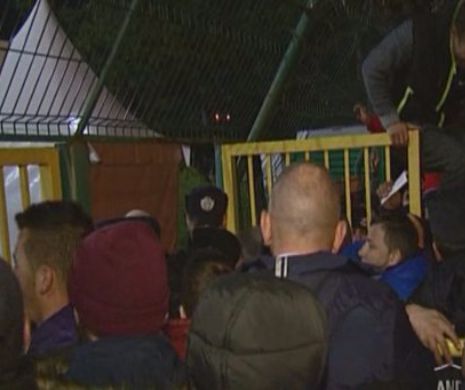 Imagini scandaloase pentru Romania in 2015! Mii de oameni se calca in picioare sa intre pe aceasta poarta! Ce s-a intamplat