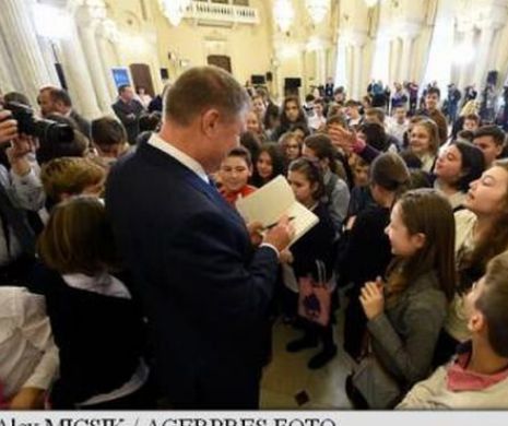 Klaus Iohannis, ASALTAT de 120 de copii să dea autografe și să facă fotografii. Ce i-au cerut micuții PREȘEDINTELUI României
