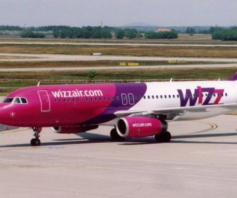 Nebunie la bordul unei aeronave Wizz Air care plecase din România: un pasager a încercat să spargă uşa cockpitului. Avionul a aterizat de urgenţă în Suedia