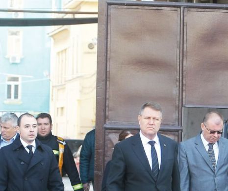 Preşedintele Klaus Iohannis i-a decorat pe eroii care au ars în Colectiv încercând să salveze alte victime: Claudiu Petru şi şi Adrian Rugină au primit Ordinul Naţional Pentru Merit